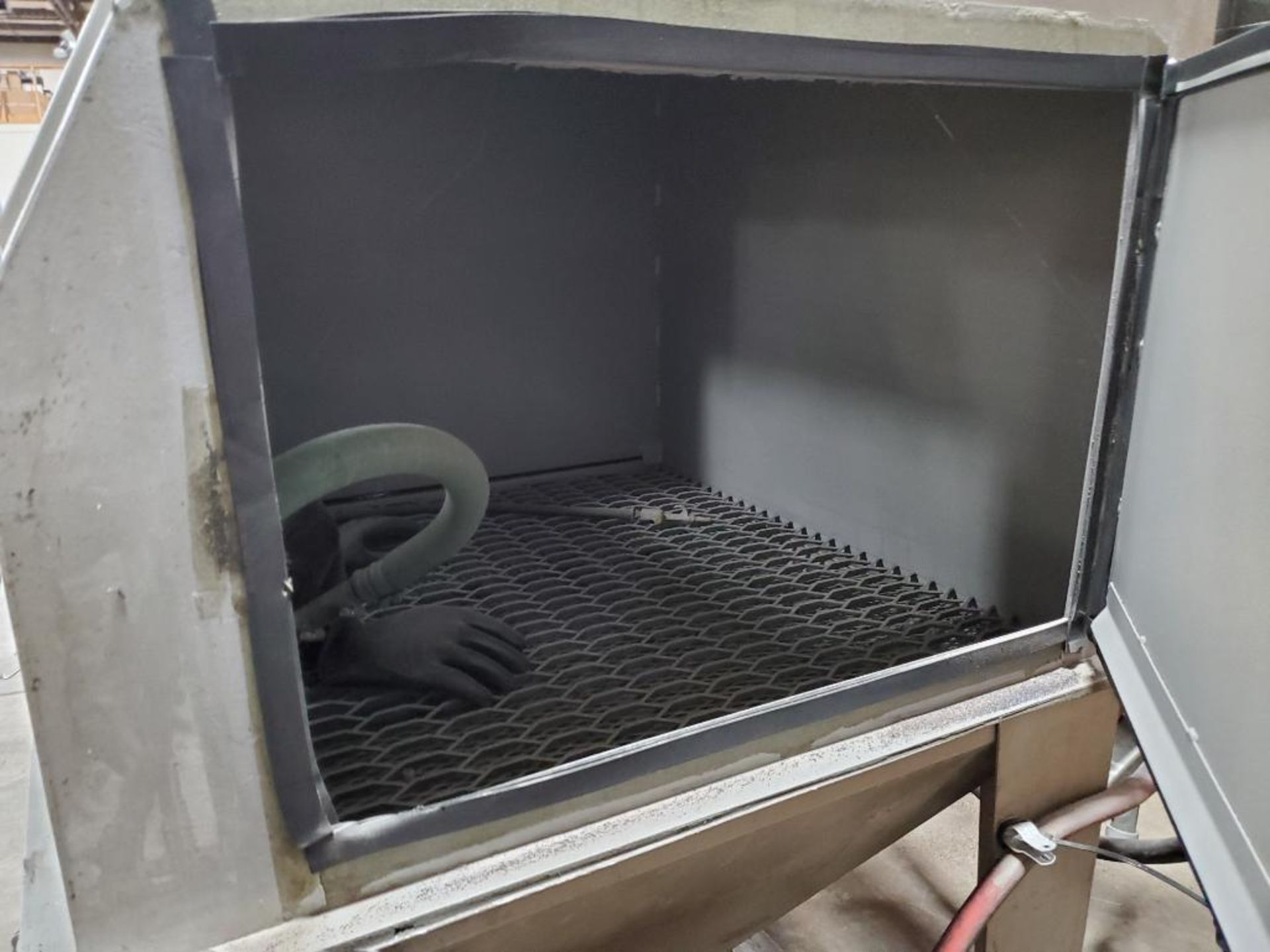 Trinco Dry Blast media blasting cabinet. Model 40X40SL/PC. Includes DP850 direct pressure cabinet. - Image 8 of 22
