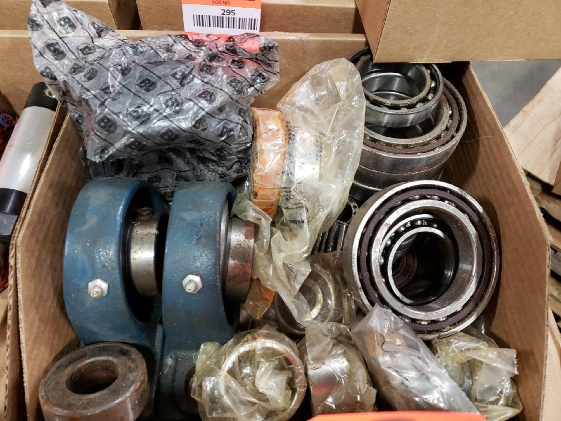Assorted bearings and flange bearings.