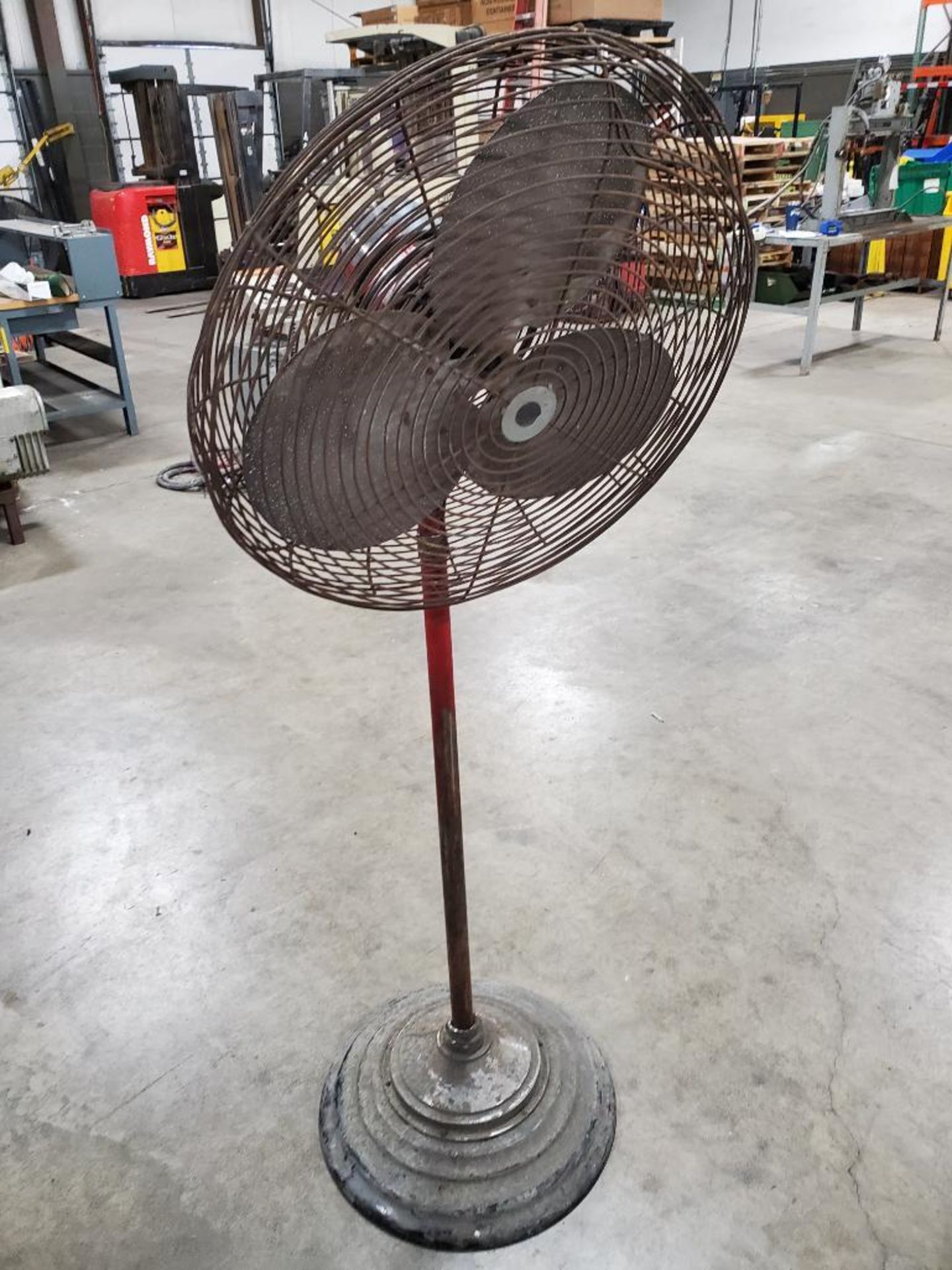 Dayton pedestal shop fan. 1/4HP motor. 1PH, 115V.