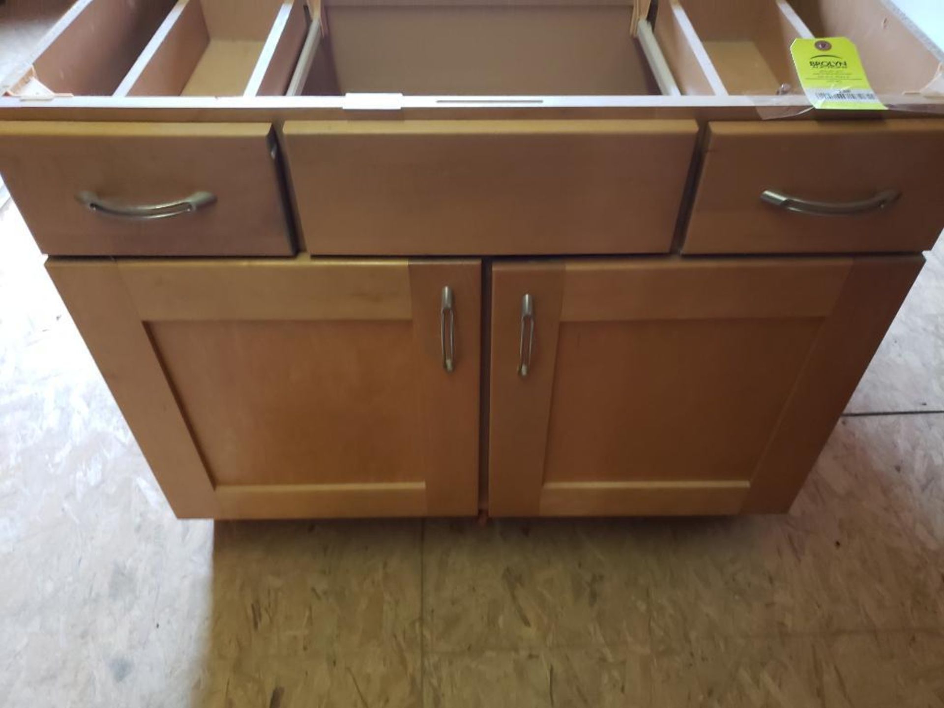 36in wide bathroom vanity. - Image 2 of 5