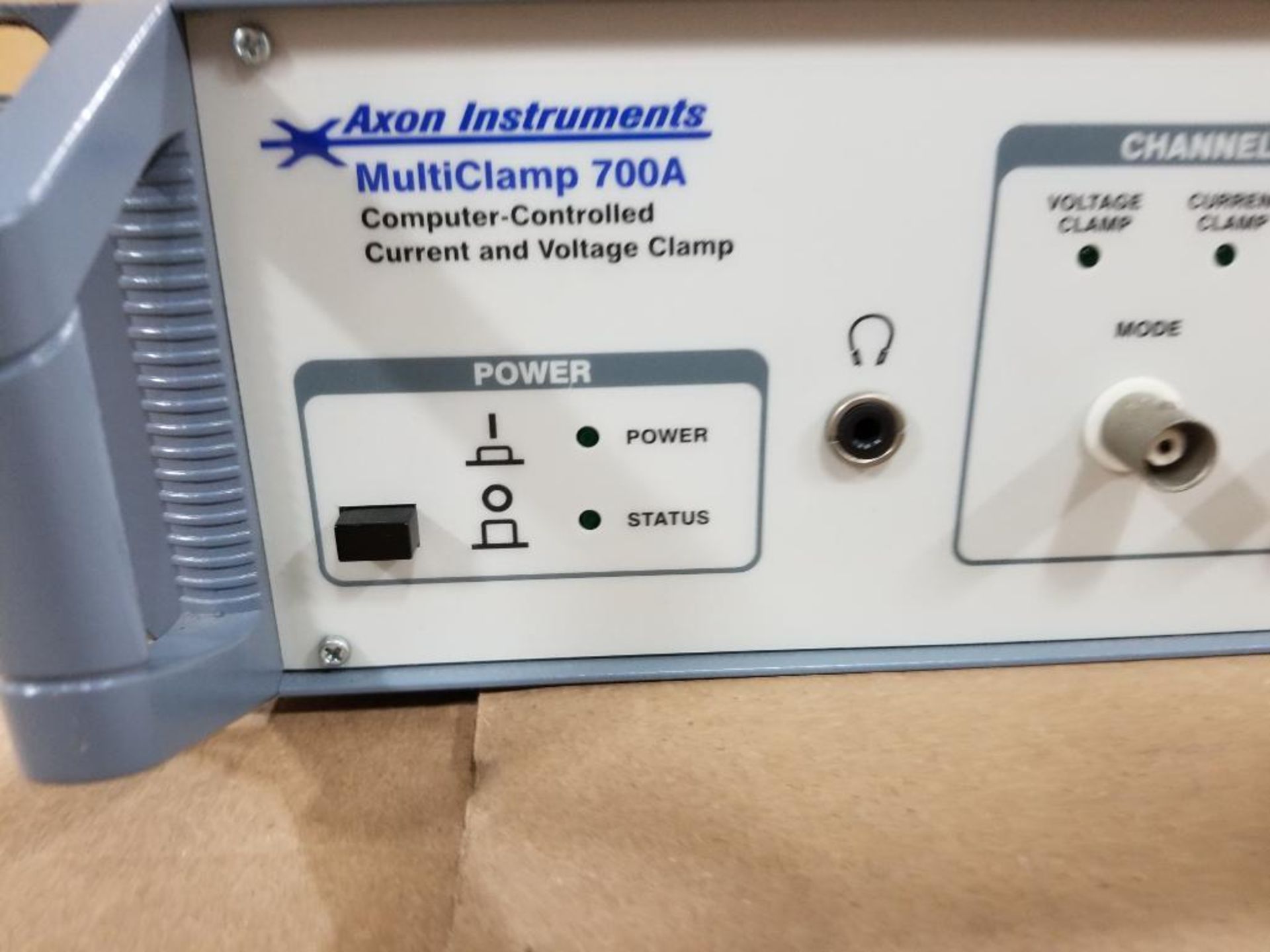 Axon Instruments computer controlled current and voltage clamp. Model MultiClamp 700A. - Image 2 of 5