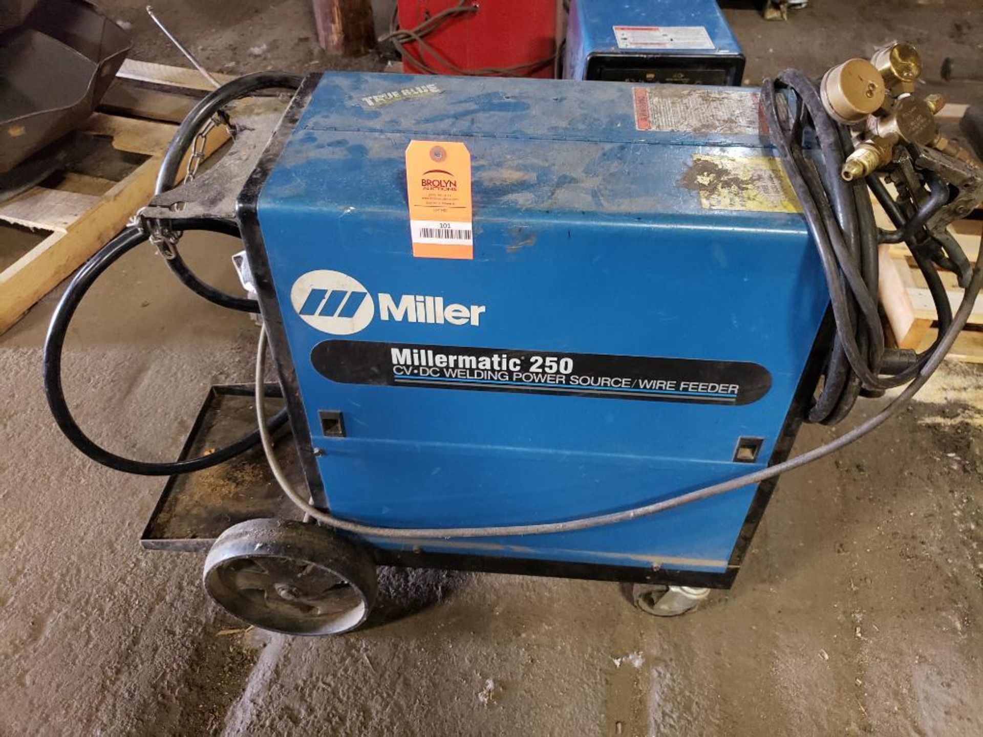Miller Millermatic 250 CV - DC welding power source / wire feeder. 903291.