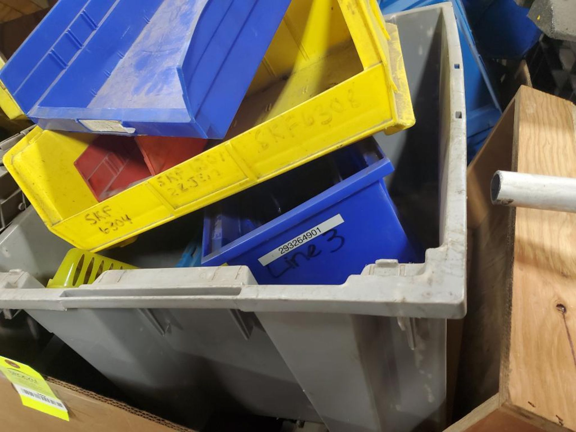 Gaylord of assorted plastic sorting bins. - Image 4 of 8