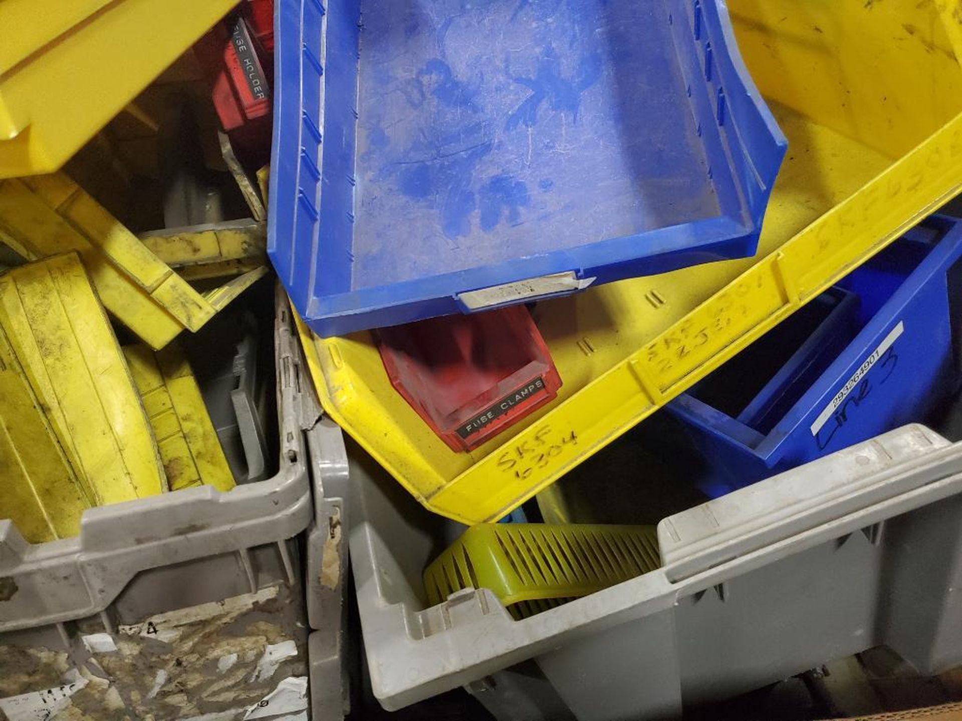Gaylord of assorted plastic sorting bins. - Image 3 of 8