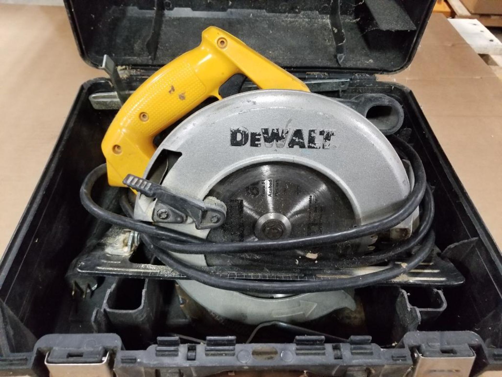 DeWalt DW359 7-1/4" circular saw. 15AMP.