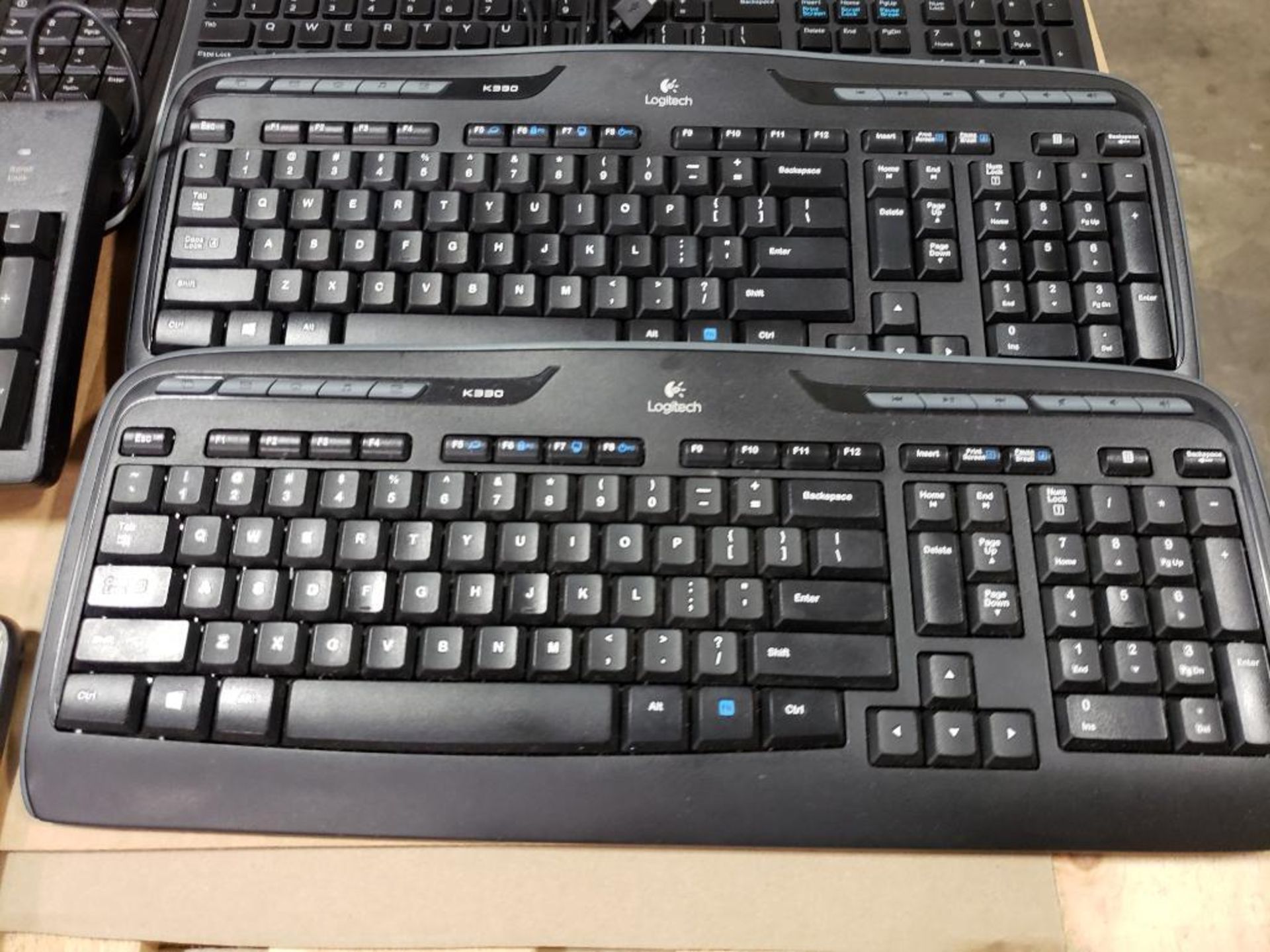 Pallet of assorted computer keyboards, mouse. Dell, Apple, Logitech, HP. - Image 11 of 14