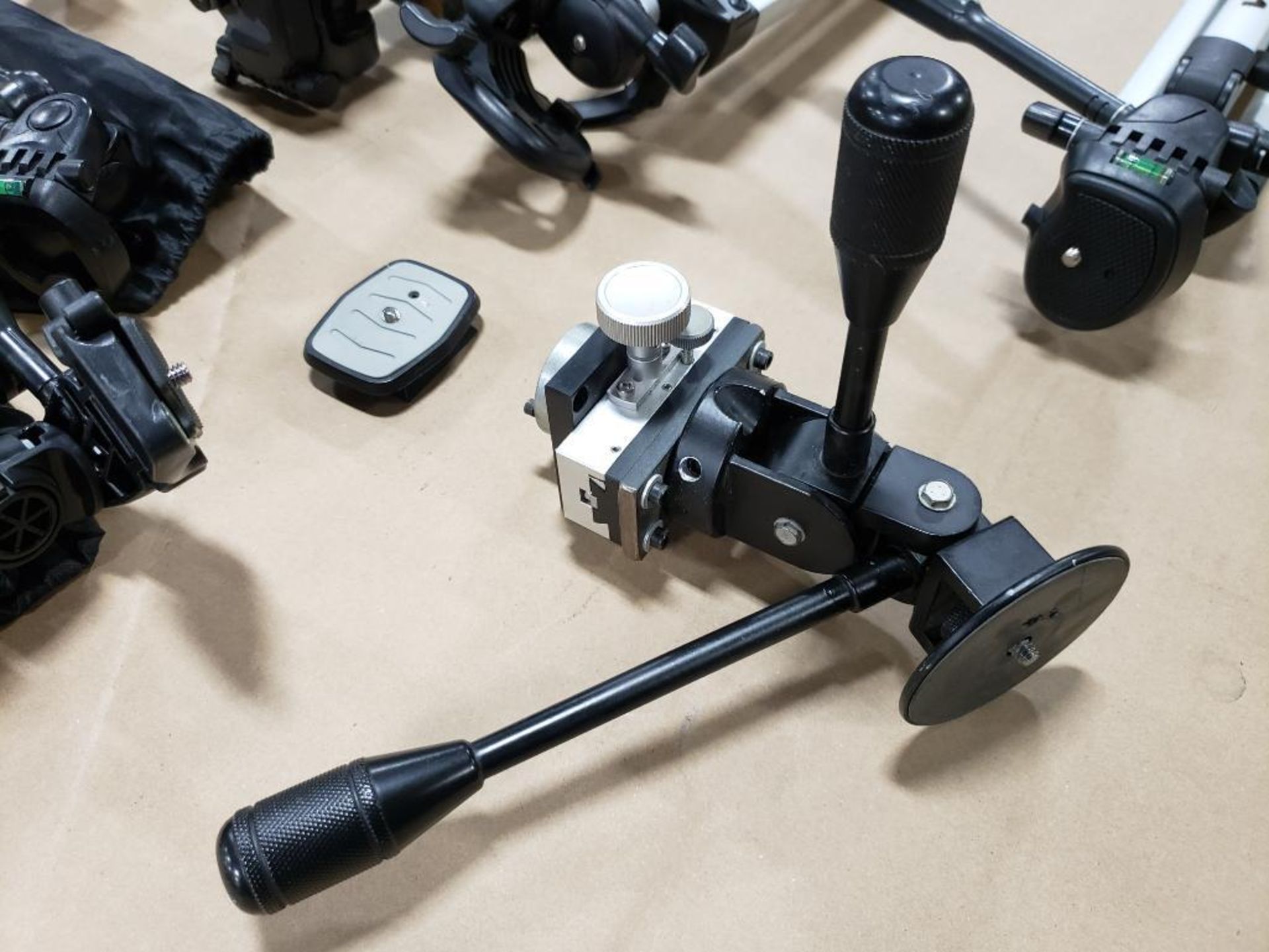 Assorted camera tripod equipment. Vista, OSN, SLIK, Vivitar. - Image 5 of 14