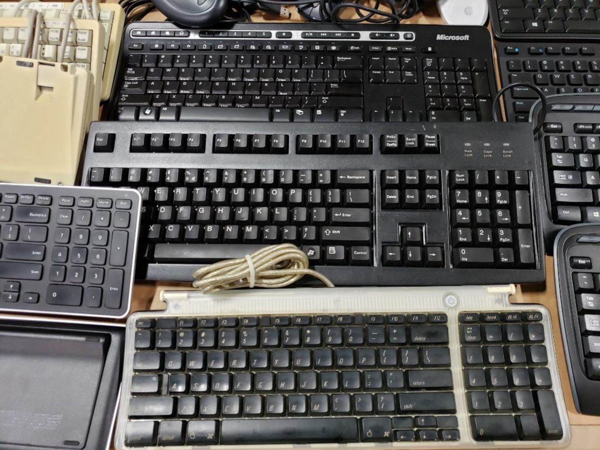 Pallet of assorted computer keyboards, mouse. Dell, Apple, Logitech, HP. - Image 8 of 14