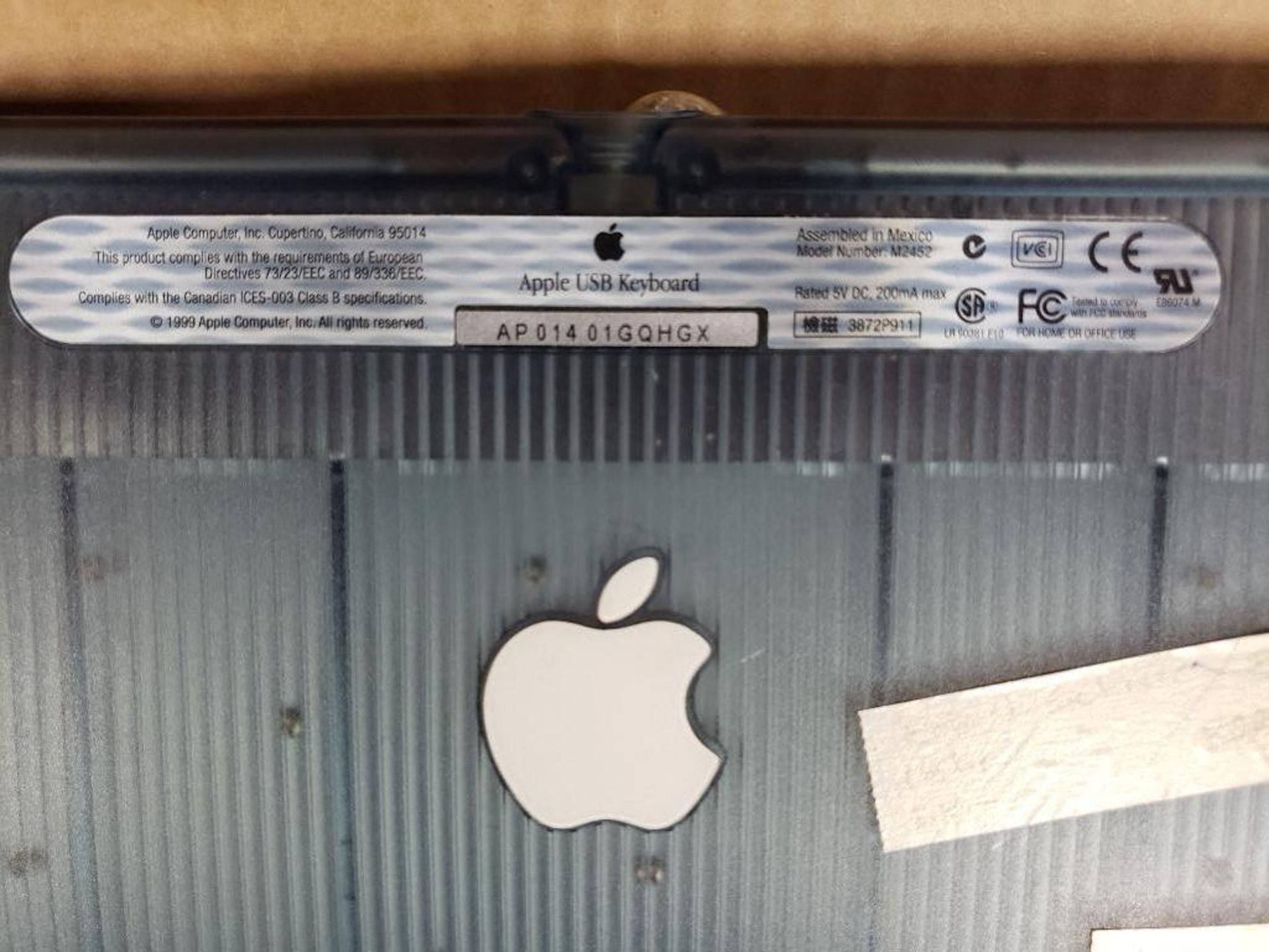 Pallet of assorted computer keyboards, mouse. Dell, Apple, Logitech, HP. - Image 9 of 14