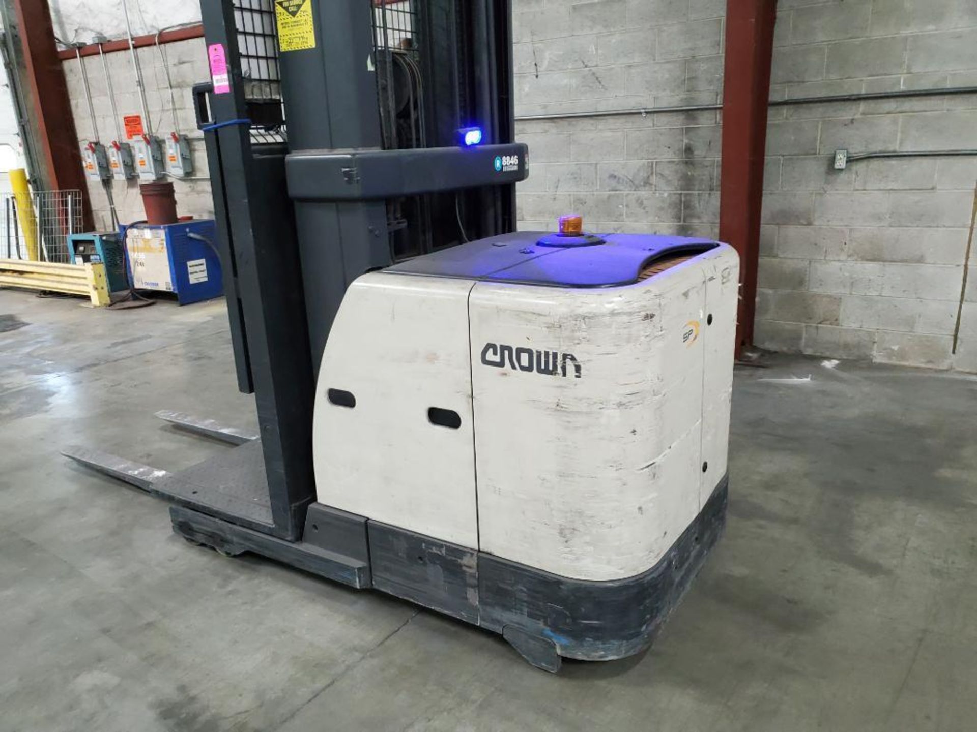3000lb Crown 24v stand up forklift. Model SP3520-30. ?" lift. 3000lb cap as outfitted. 10530 hours. - Image 2 of 21