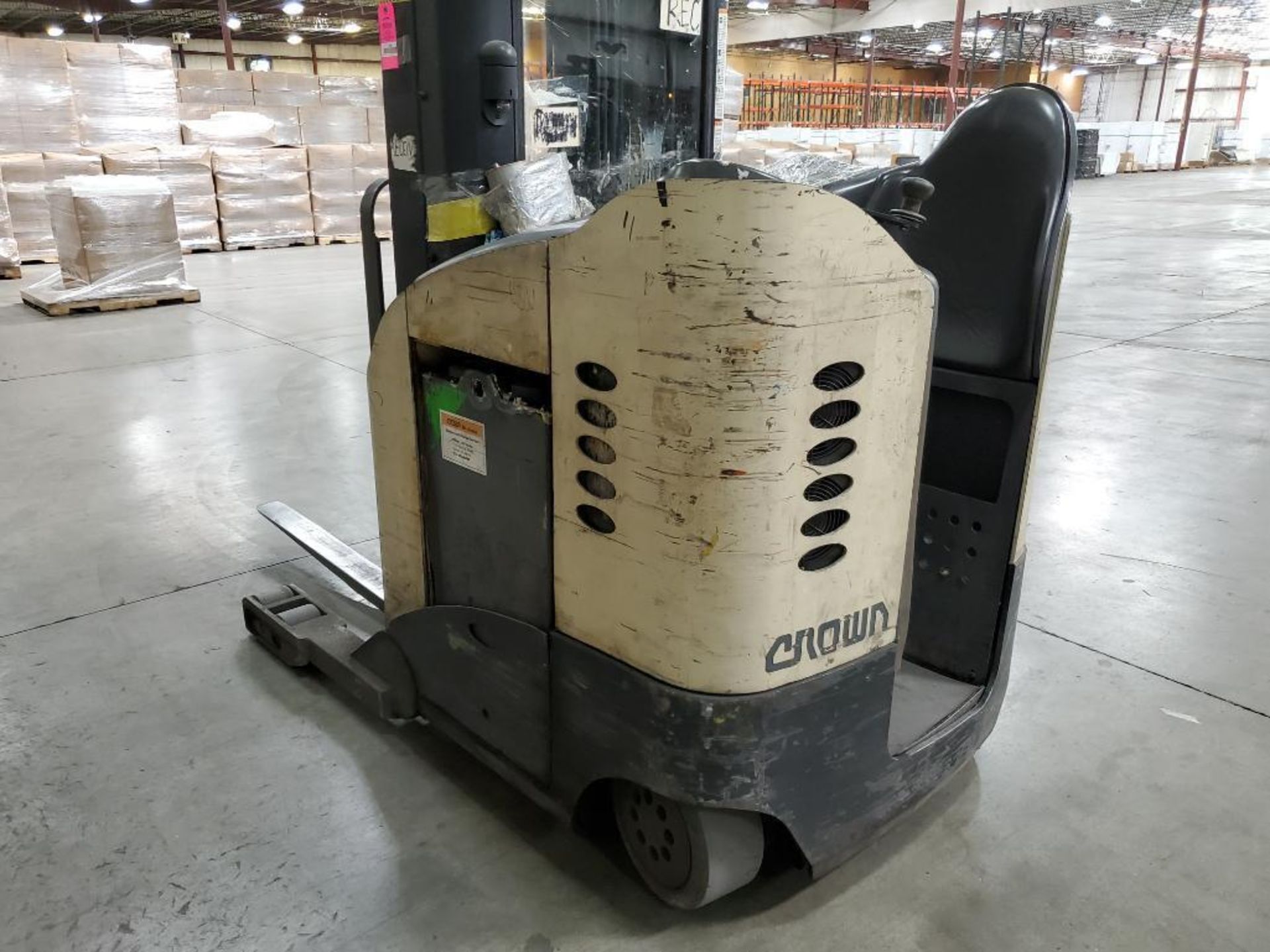 3500lb Crown 36v stand up forklift. Model RR5220-35. 7332 hours 1A243496 on meter. Serial 1A243496. - Image 5 of 23