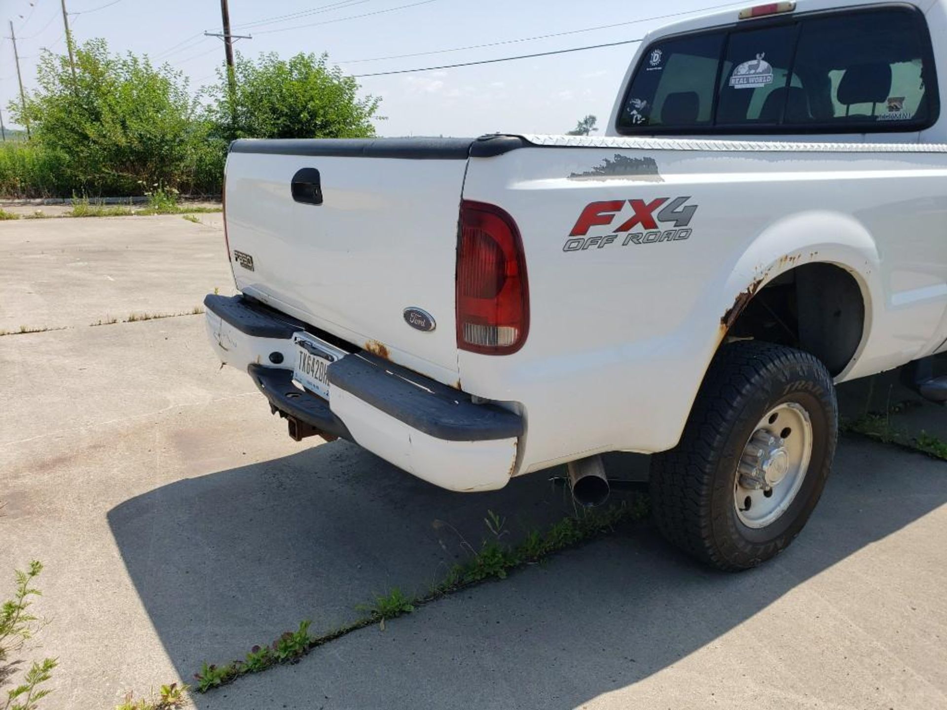 *Located Lyons, OH* 2004 Ford F350 truck 6.0 diesel. Needs alternator, serpentine belt & AC comp. - Image 9 of 44