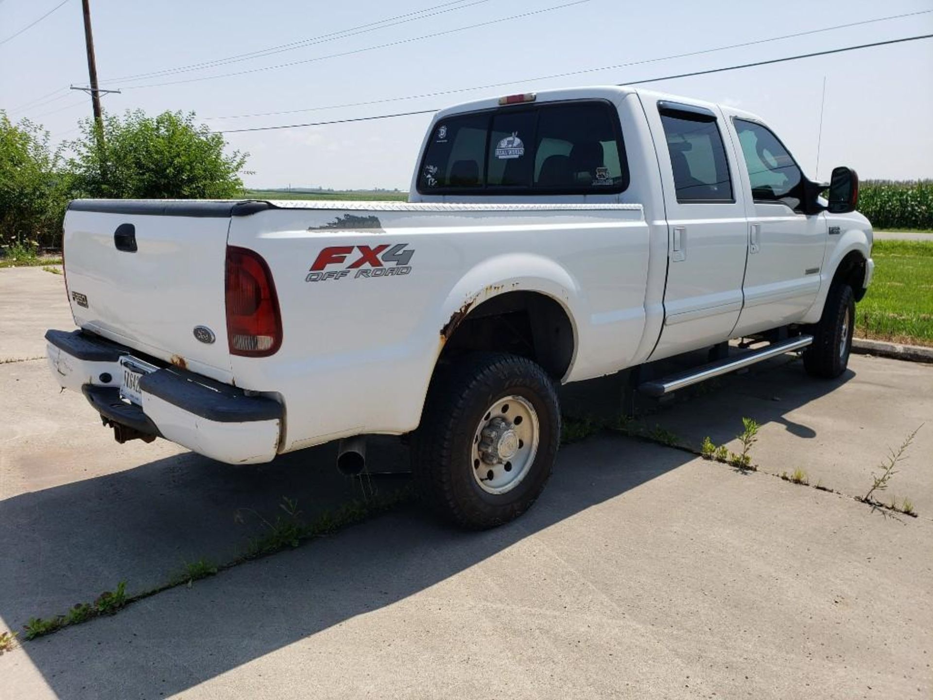 *Located Lyons, OH* 2004 Ford F350 truck 6.0 diesel. Needs alternator, serpentine belt & AC comp. - Image 10 of 44