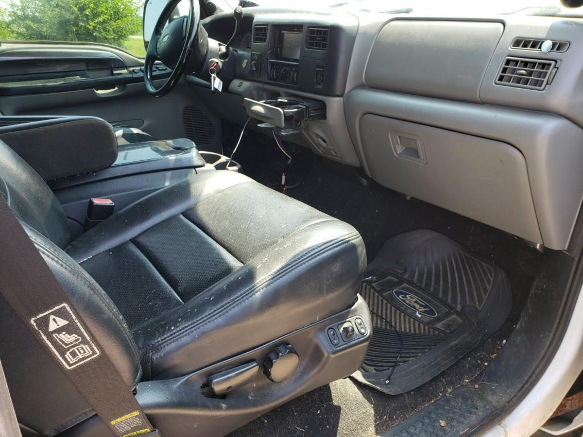 *Located Lyons, OH* 2004 Ford F350 truck 6.0 diesel. Needs alternator, serpentine belt & AC comp. - Image 29 of 44