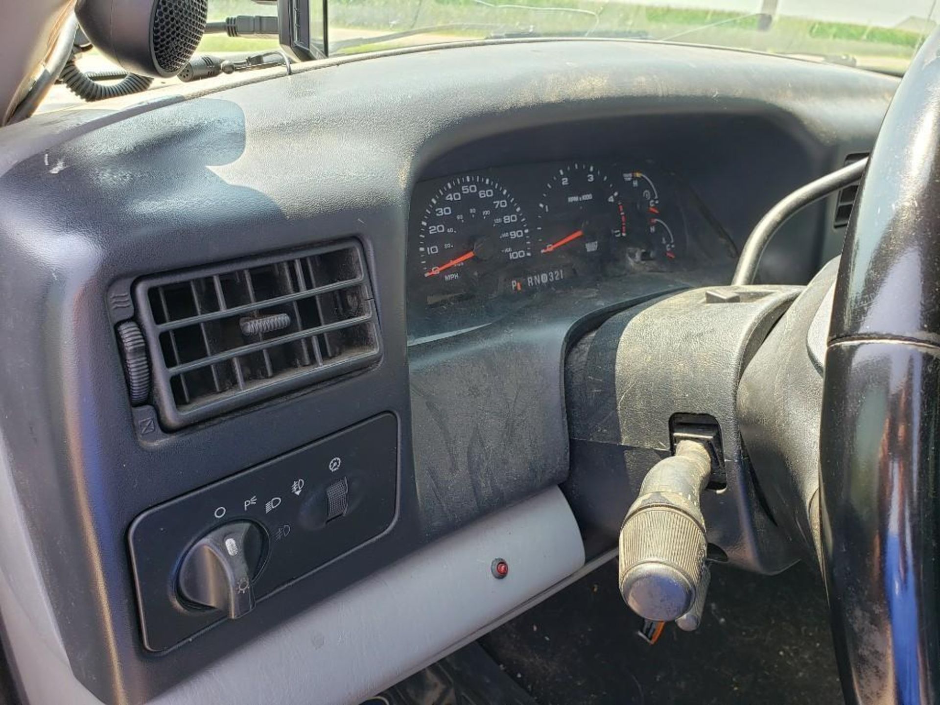 *Located Lyons, OH* 2004 Ford F350 truck 6.0 diesel. Needs alternator, serpentine belt & AC comp. - Image 20 of 44