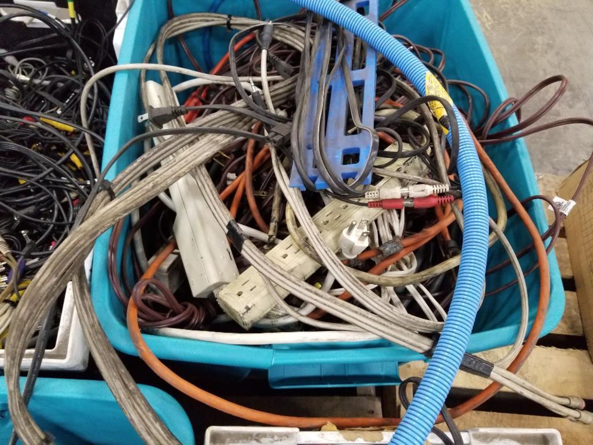 Large lot of assorted electrical and hardware equipment. - Image 4 of 15