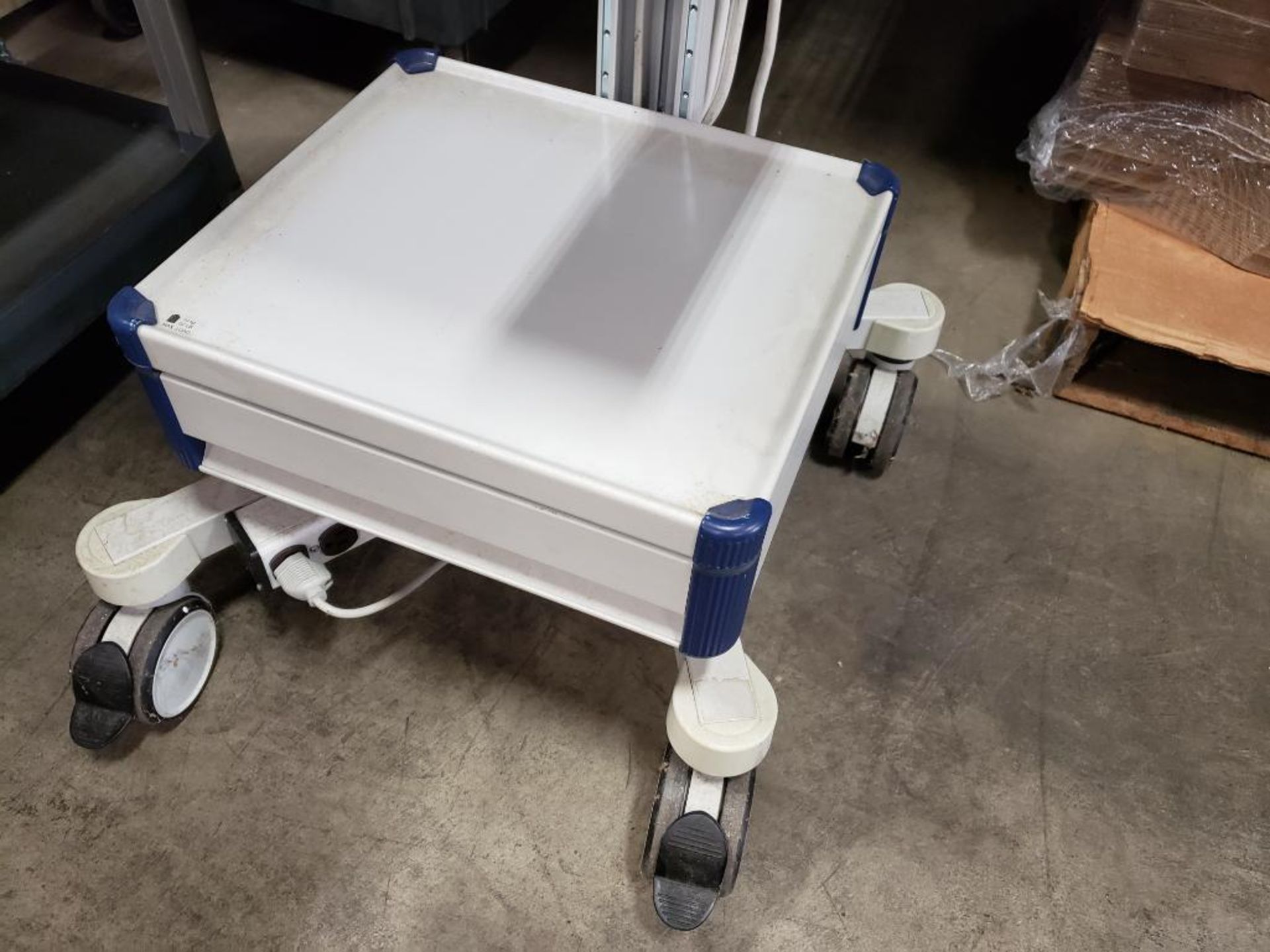 Rolling medical cart. Dell monitor, 22x22x66 WxDxH. - Image 7 of 8