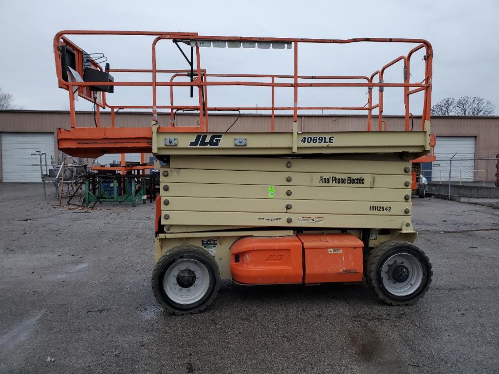 40ft lift JLG electric scissor lift. Model 4069LE. 800lb capacity. Model year 2014. 48v.