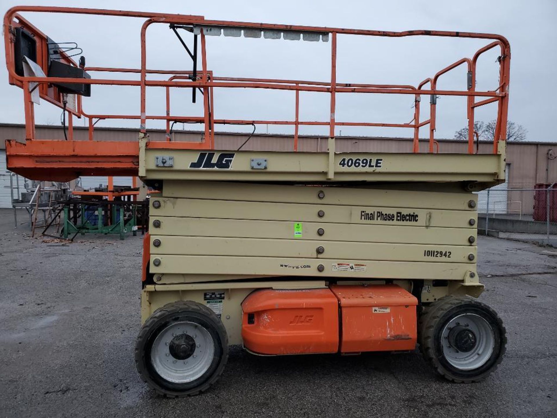 40ft lift JLG electric scissor lift. Model 4069LE. 800lb capacity. Model year 2014. 48v. - Image 2 of 25