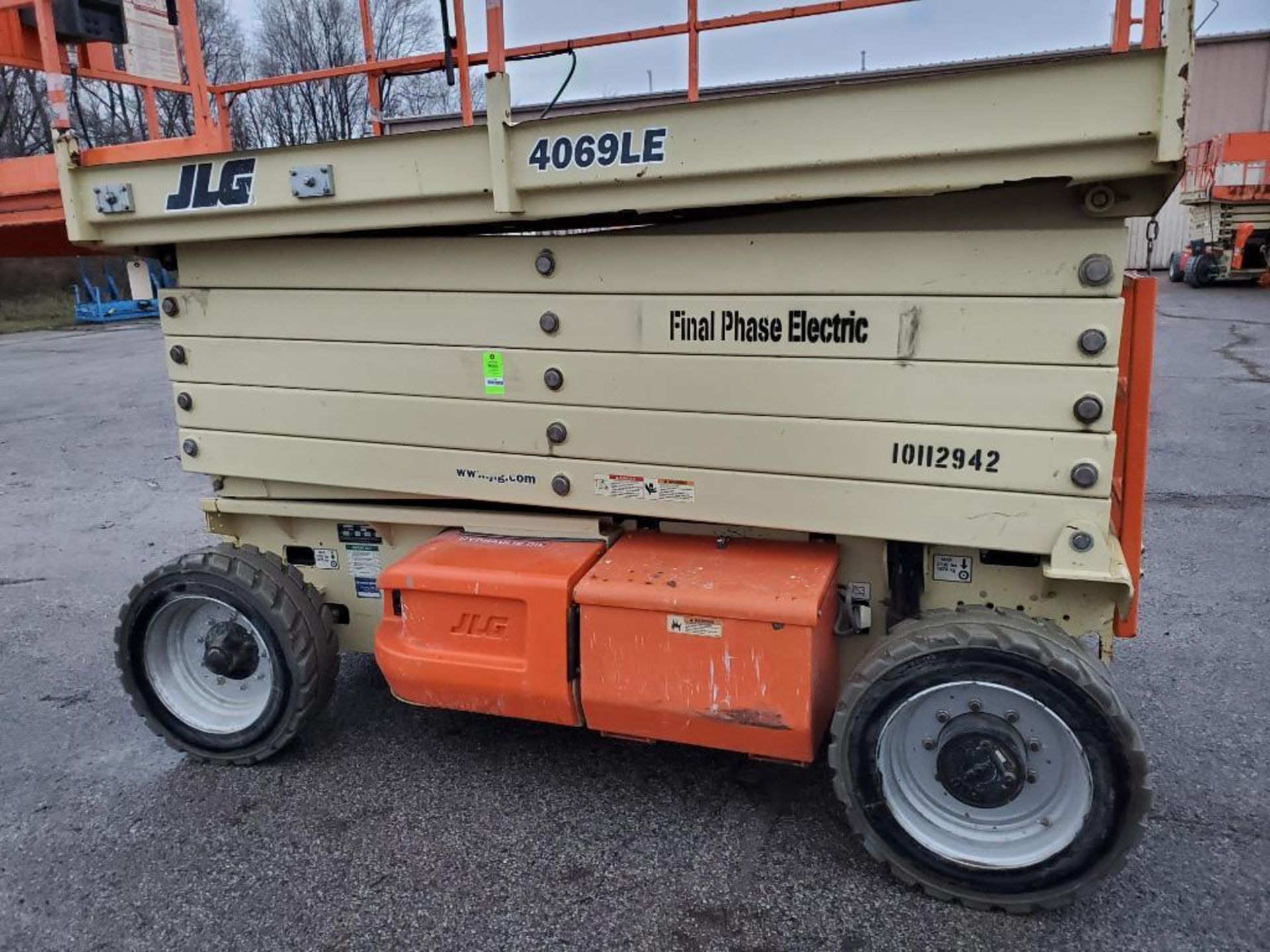 40ft lift JLG electric scissor lift. Model 4069LE. 800lb capacity. Model year 2014. 48v. - Image 6 of 25