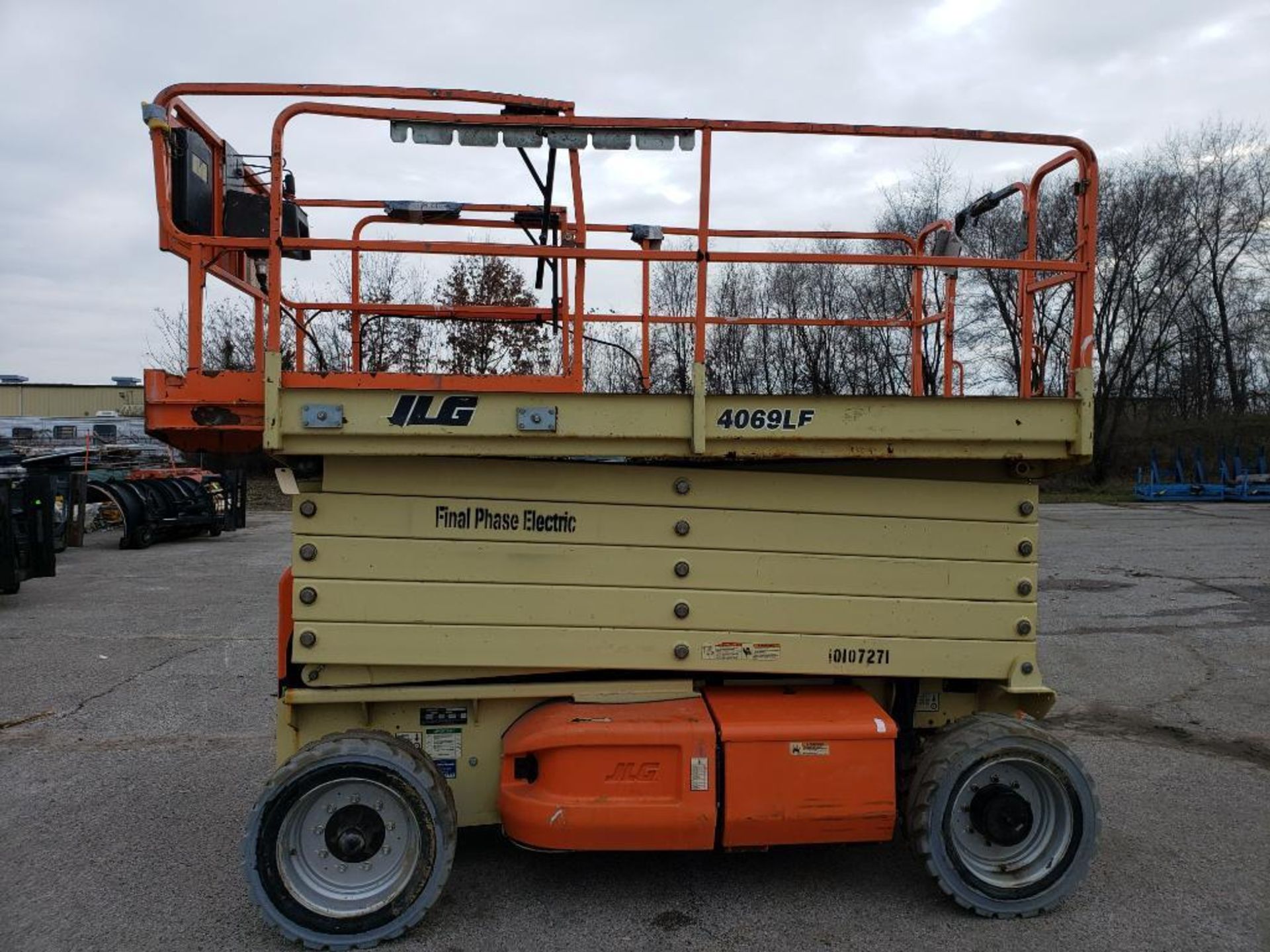 40ft lift JLG electric scissor lift. Model 4069LE. 800lb capacity. Model year 2014. 48v. - Image 10 of 31