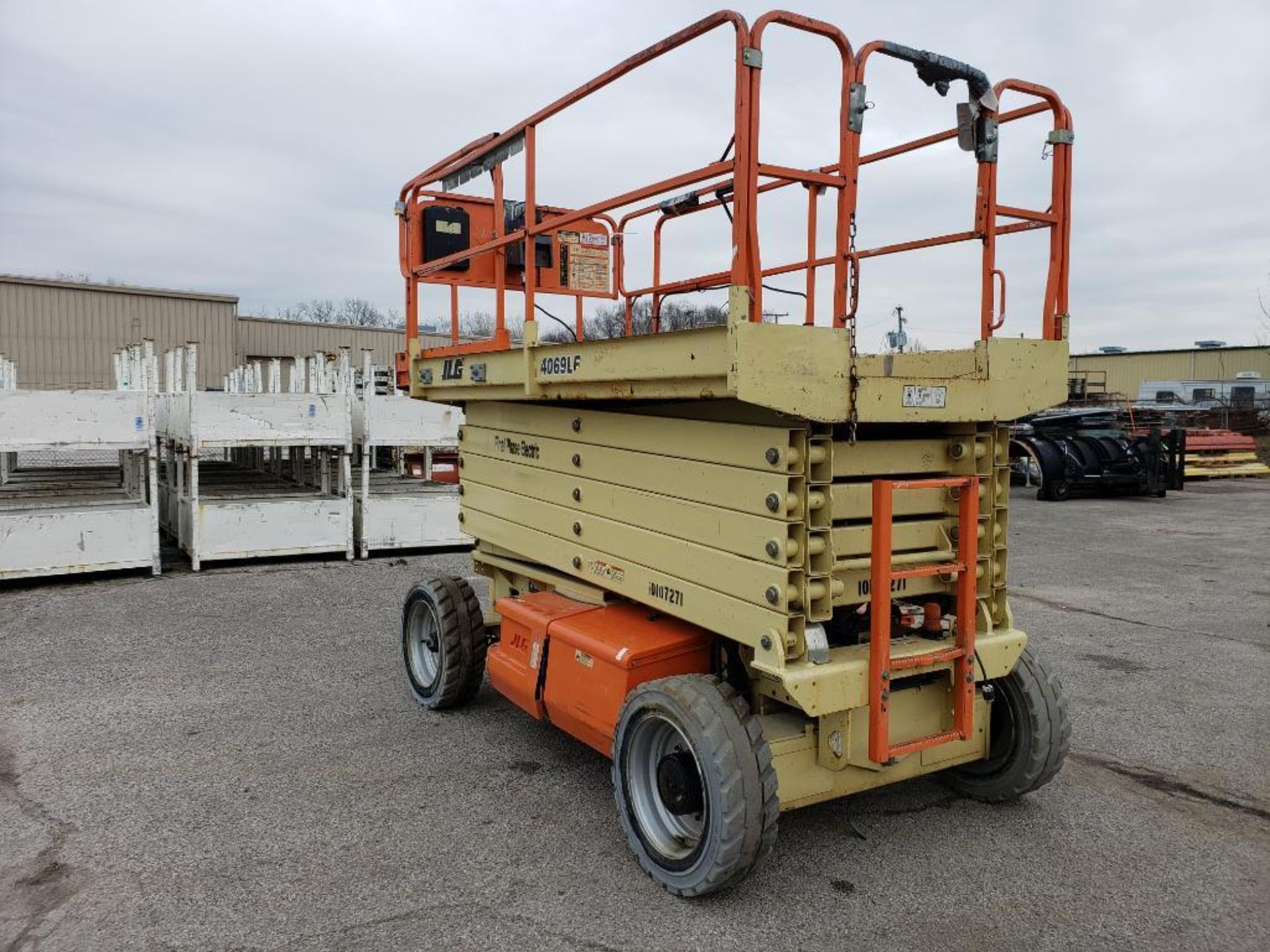 40ft lift JLG electric scissor lift. Model 4069LE. 800lb capacity. Model year 2014. 48v. - Image 8 of 31