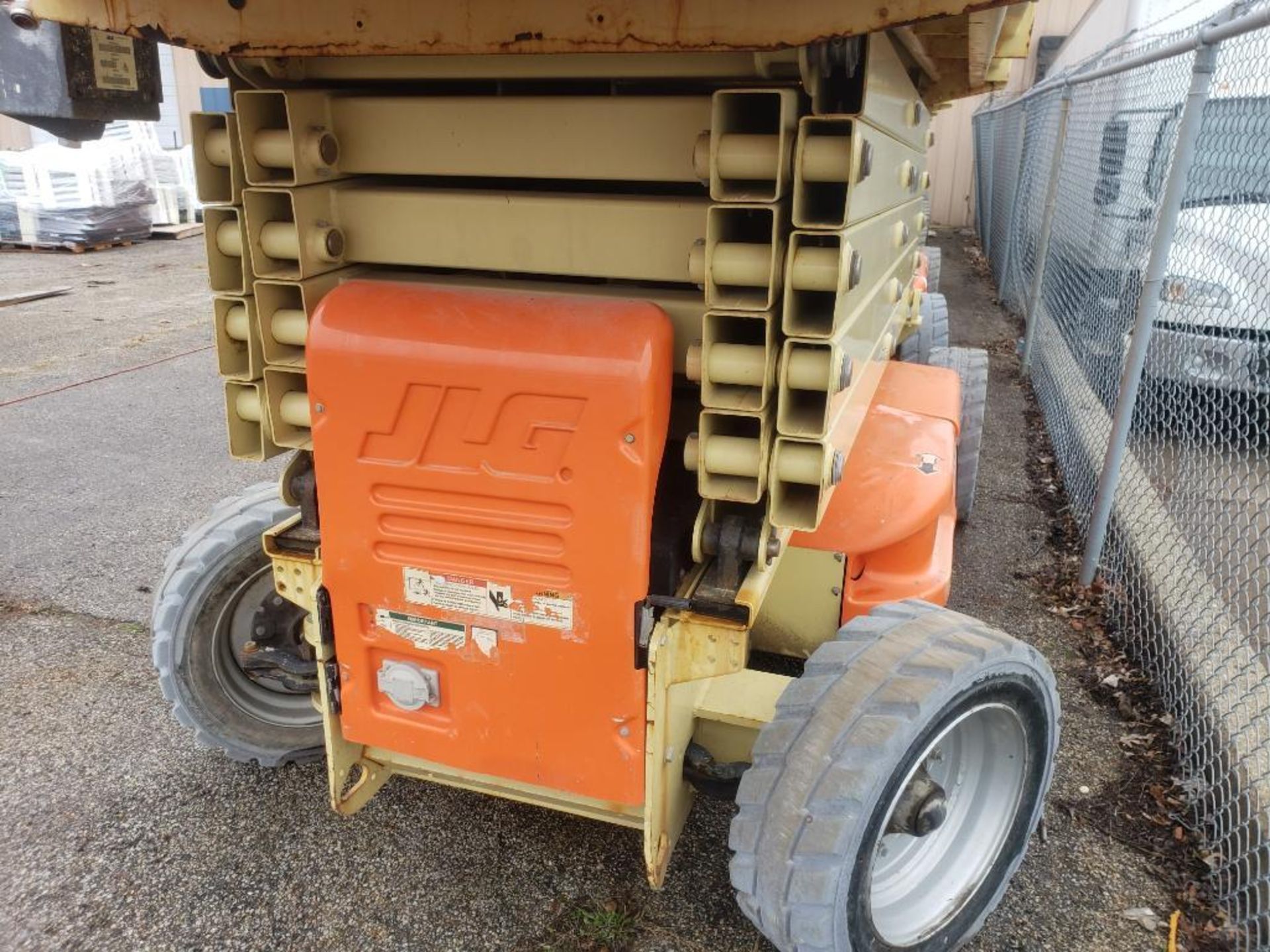 40ft lift JLG electric scissor lift. Model 4069LE. 800lb capacity. Model year 2013. 48v. 506 hours. - Image 20 of 41