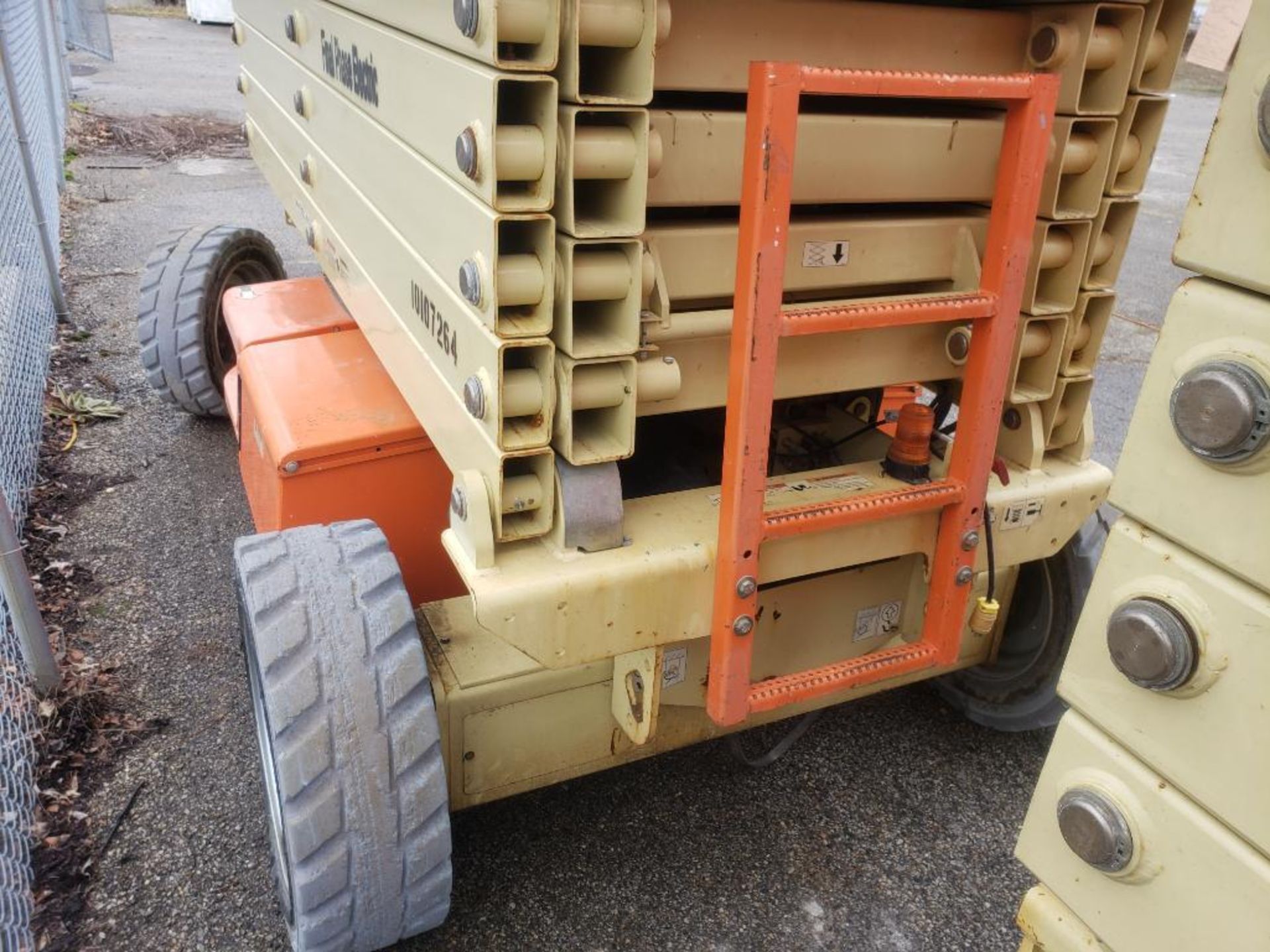 40ft lift JLG electric scissor lift. Model 4069LE. 800lb capacity. Model year 2013. 48v. 506 hours. - Image 12 of 41