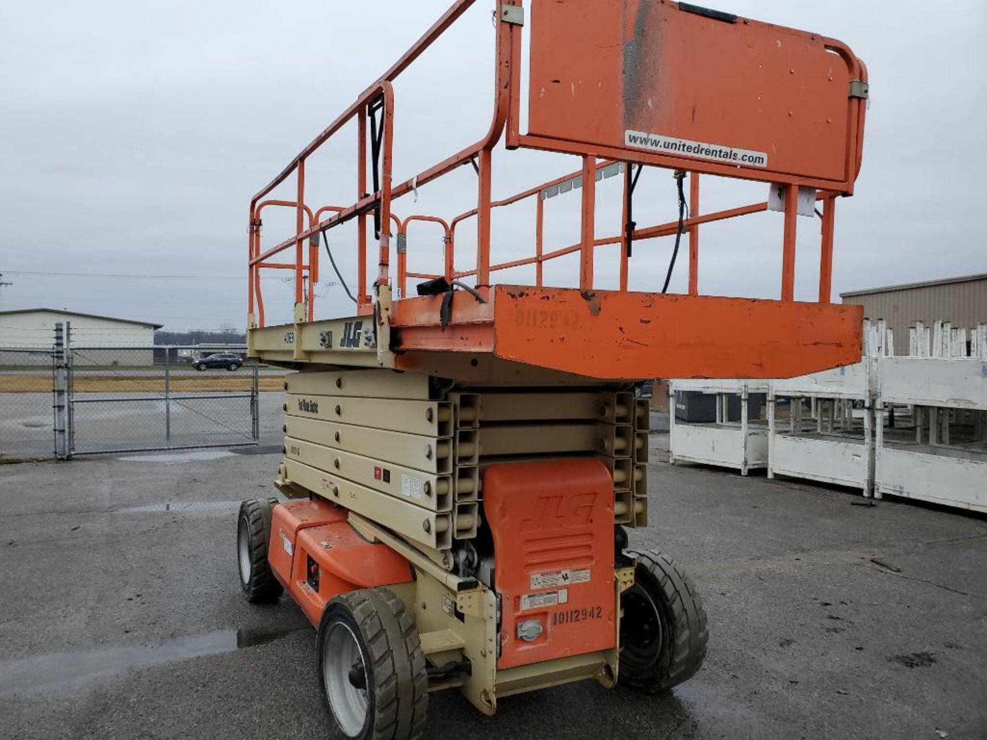 40ft lift JLG electric scissor lift. Model 4069LE. 800lb capacity. Model year 2014. 48v. - Image 10 of 25