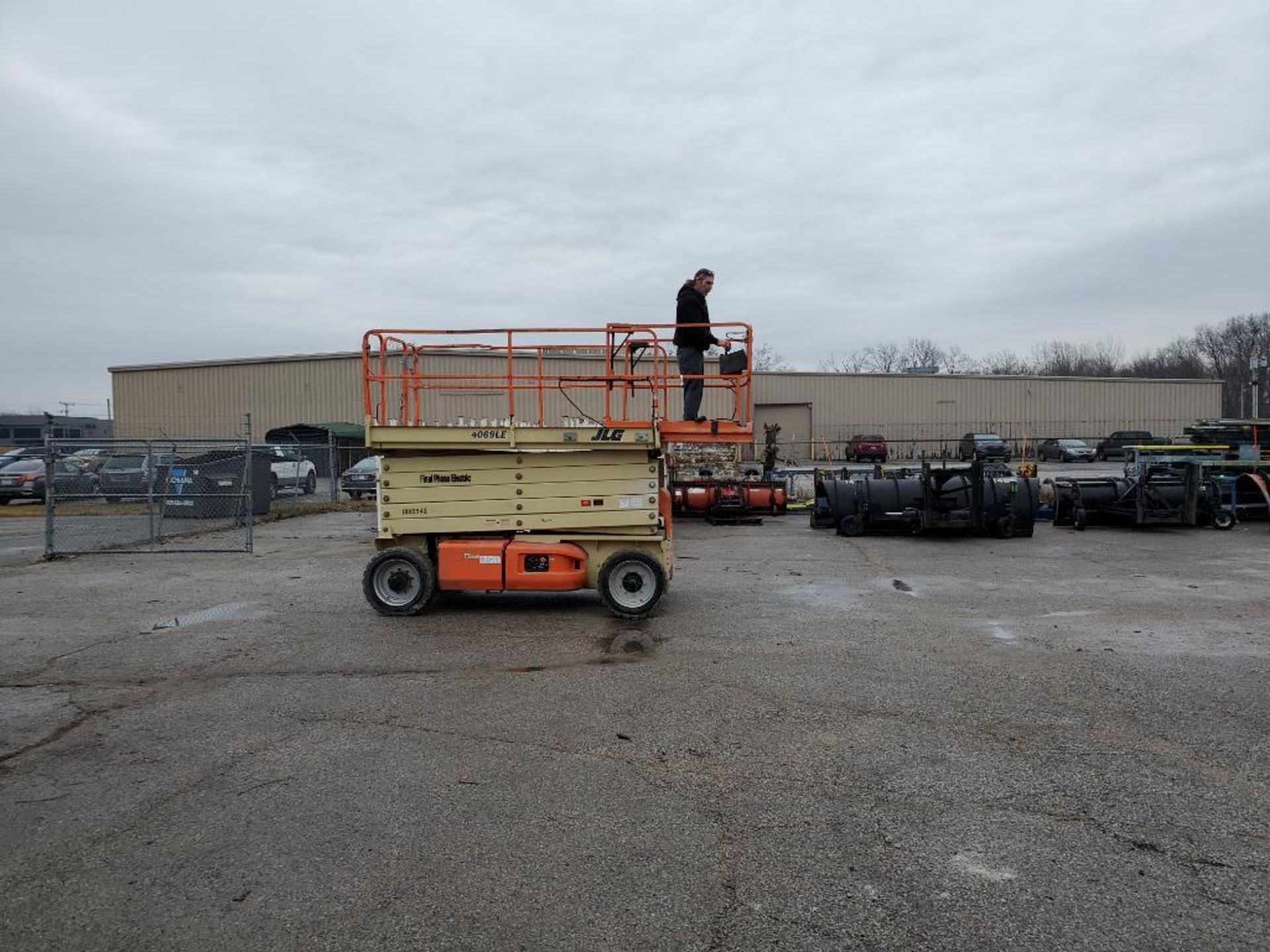 40ft lift JLG electric scissor lift. Model 4069LE. 800lb capacity. Model year 2014. 48v. - Image 25 of 25