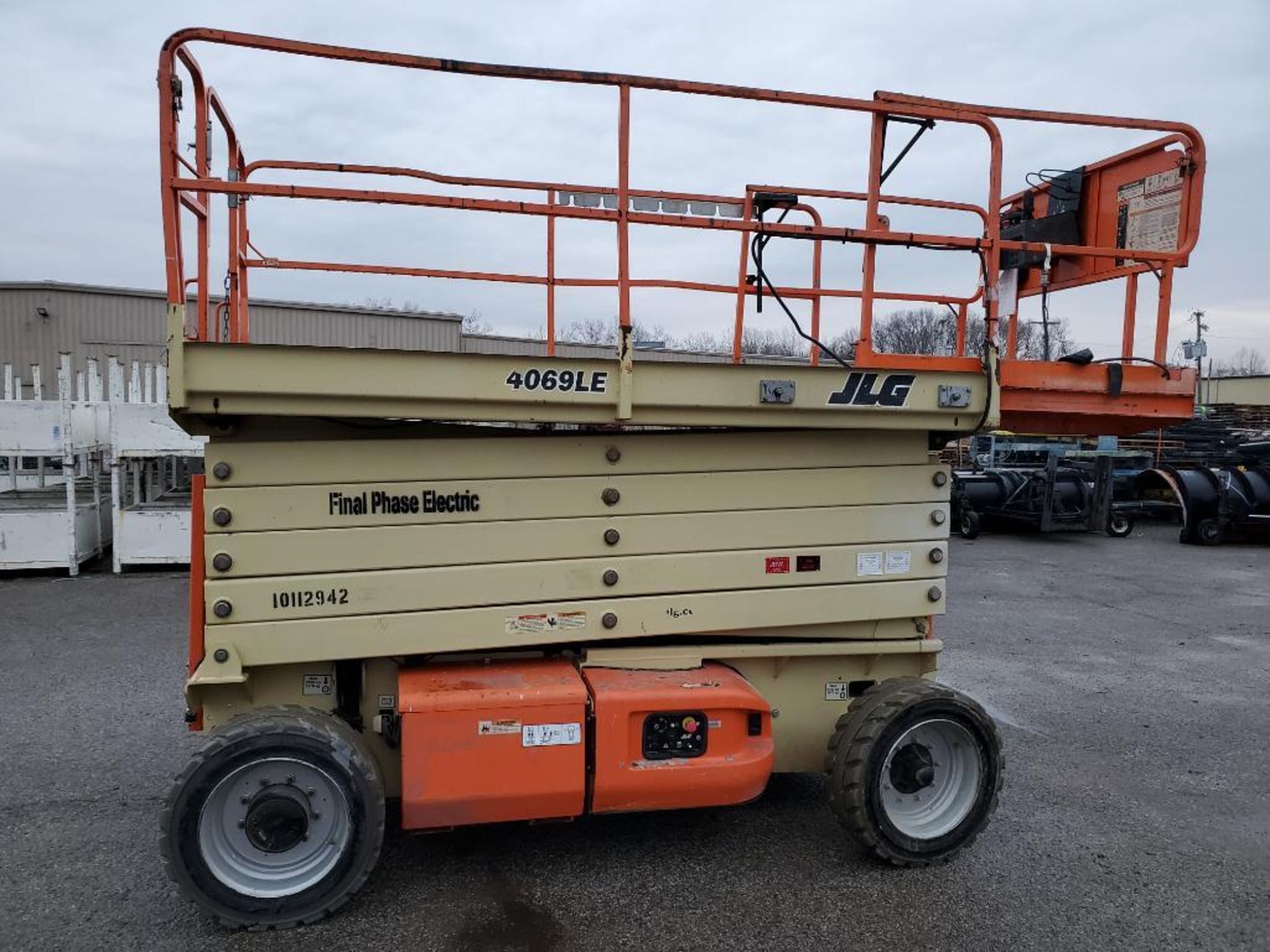 40ft lift JLG electric scissor lift. Model 4069LE. 800lb capacity. Model year 2014. 48v. - Image 8 of 25