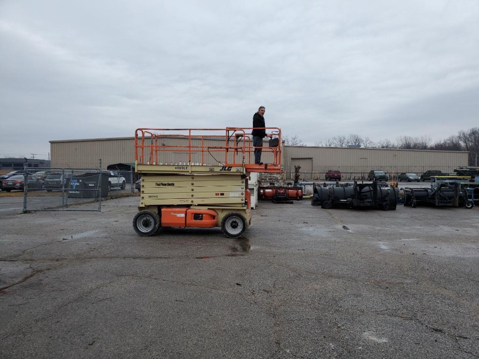 40ft lift JLG electric scissor lift. Model 4069LE. 800lb capacity. Model year 2014. 48v. - Image 24 of 25