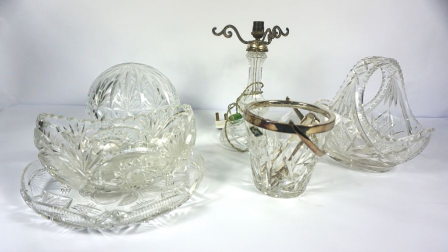 A large clear crystal Art Deco style table lamp; together with assorted glassware, including a large