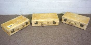 A set of three graduated vintage suitcases (3)