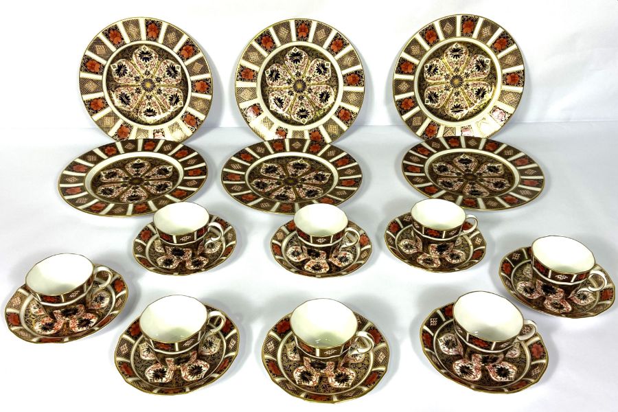 A Royal Crown Derby tea service, English Imari pattern, comprising eight tea cups and saucers, eight