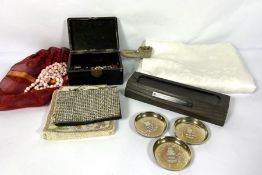 A quantity of assorted costume jewellery, together with two decorative beadwork purses and other