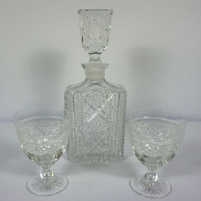 A large set of crystal glassware, including red and white wine goblets, water glasses and an - Image 4 of 5