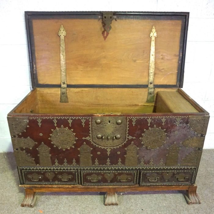 A very large Anglo-Indian camphor Dowry Chest (or Coffer), 18th/19th century, with a heavy moulded - Image 2 of 3