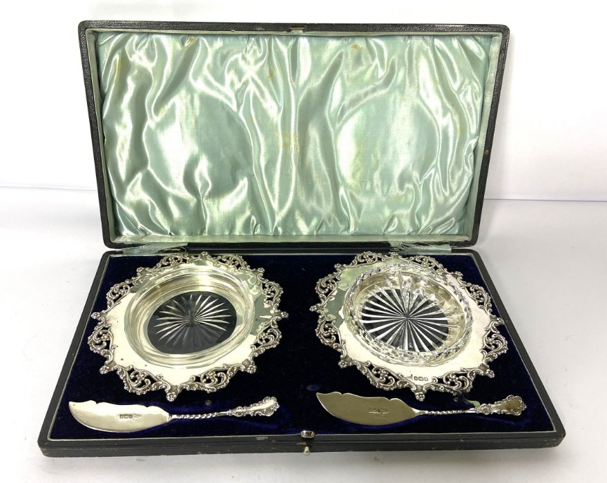 A pair of Edwardian silver butter dishes, hallmarked Sheffield 1908, Walker & Hall, each with a