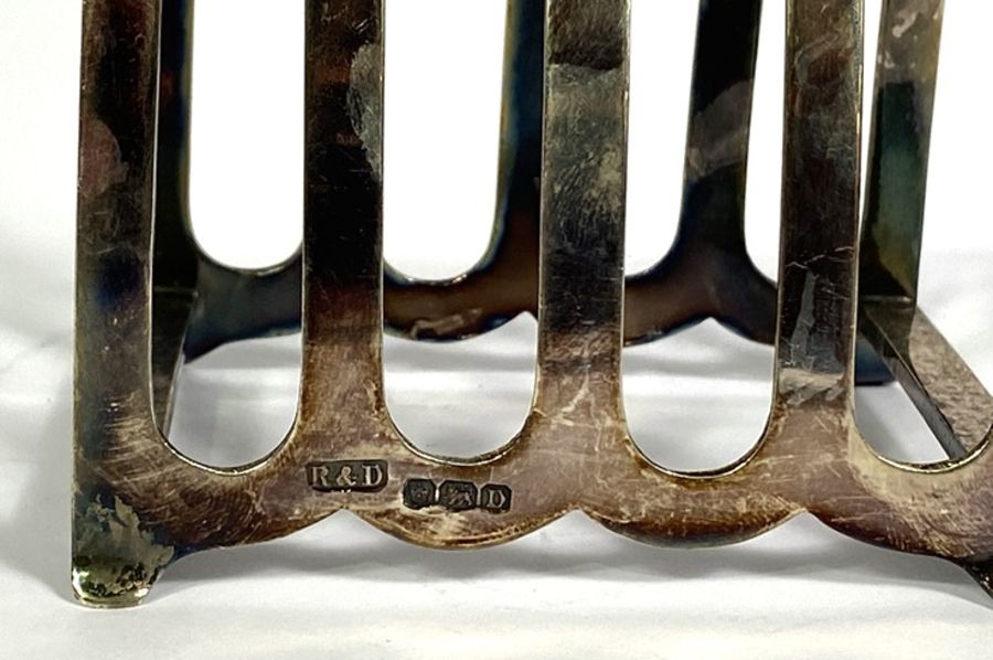 A pair of George VI silver toast racks, Sheffield 1946, 8cm long, 203g (2) - Image 6 of 7