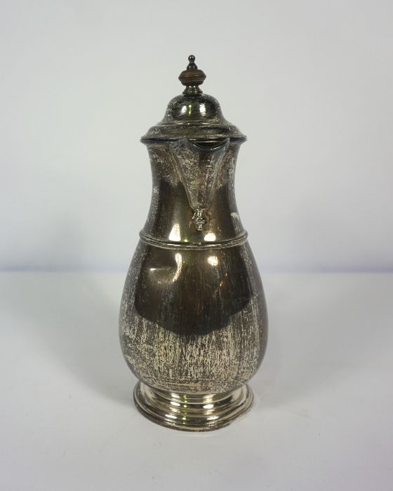 A Queen Anne style silver jug, hallmarked Birmingham 1922, of bulbous form with mid rib and domed - Image 3 of 9