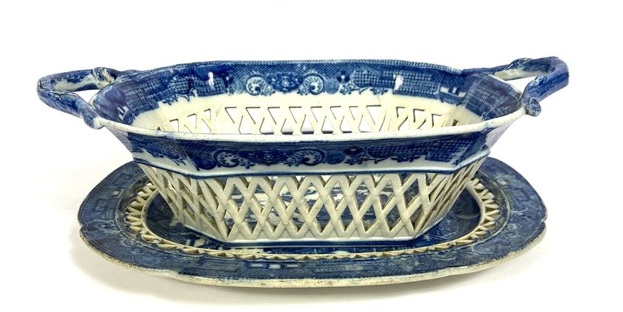 An English pearlware blue and white chestnut basket and matching stand, 19th century, reticulated - Image 3 of 6