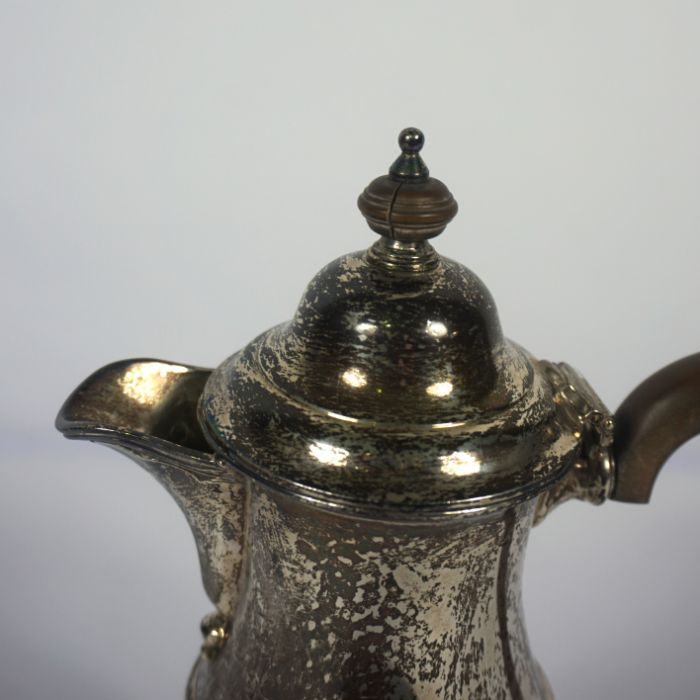 A Queen Anne style silver jug, hallmarked Birmingham 1922, of bulbous form with mid rib and domed - Image 4 of 9