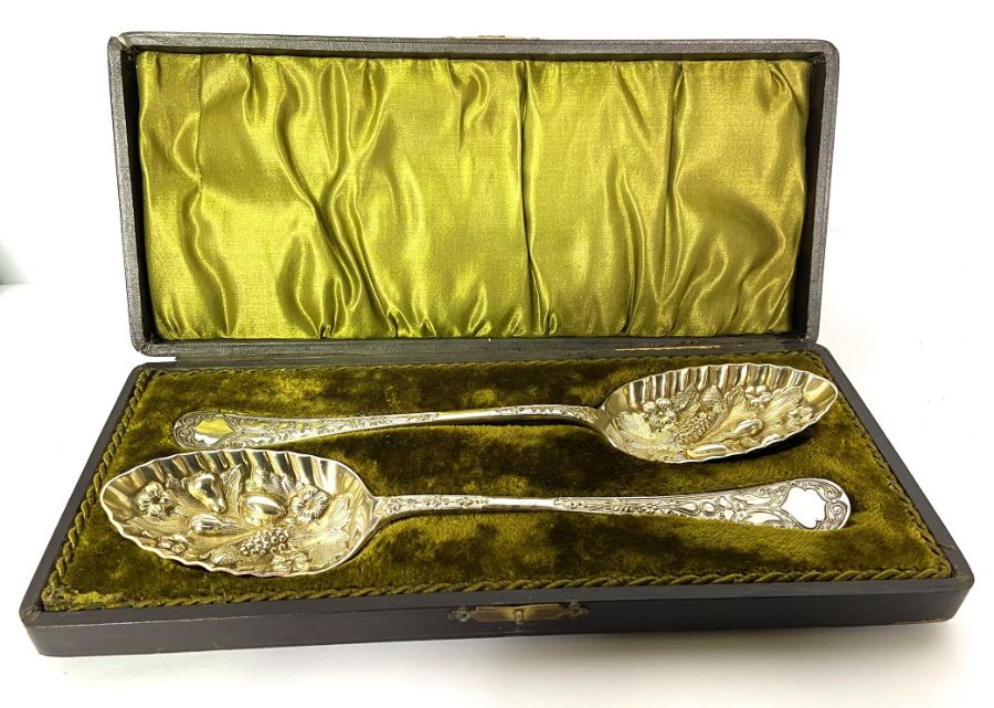 Assortment of silver brushes and silver plate, including a cased presentation set of two berry - Image 5 of 11