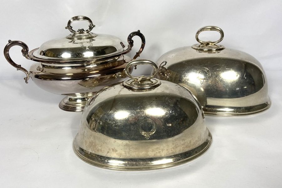 An associated group of silver plate, including two meat covers, an tureen, vegetable dish, and - Image 4 of 9