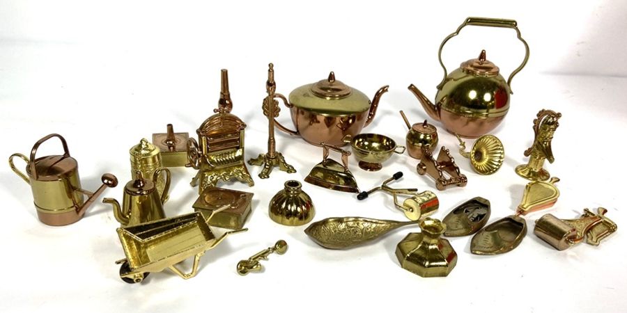 A large group of small brass miniature ornaments, including candlesticks and related items (a lot) - Image 3 of 3