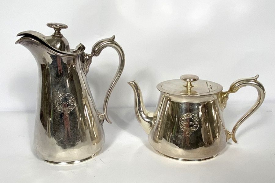 An associated group of silver plate, including two meat covers, an tureen, vegetable dish, and - Image 8 of 9