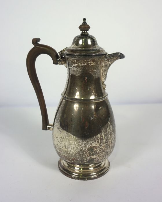 A Queen Anne style silver jug, hallmarked Birmingham 1922, of bulbous form with mid rib and domed - Image 2 of 9