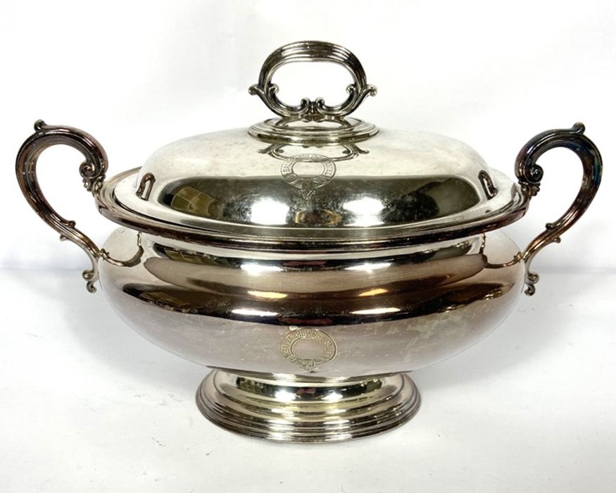 An associated group of silver plate, including two meat covers, an tureen, vegetable dish, and - Image 5 of 9