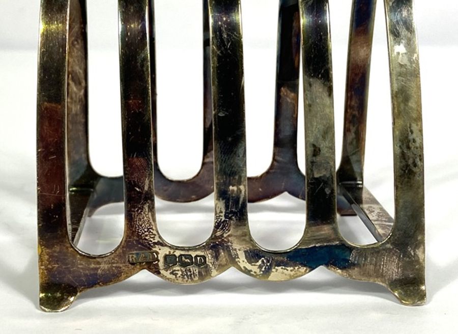 A pair of George VI silver toast racks, Sheffield 1946, 8cm long, 203g (2) - Image 3 of 7